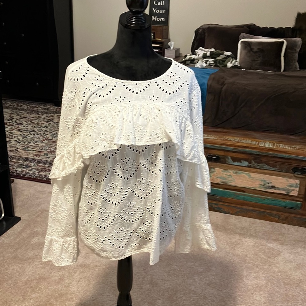 Vera wang white eyelet top